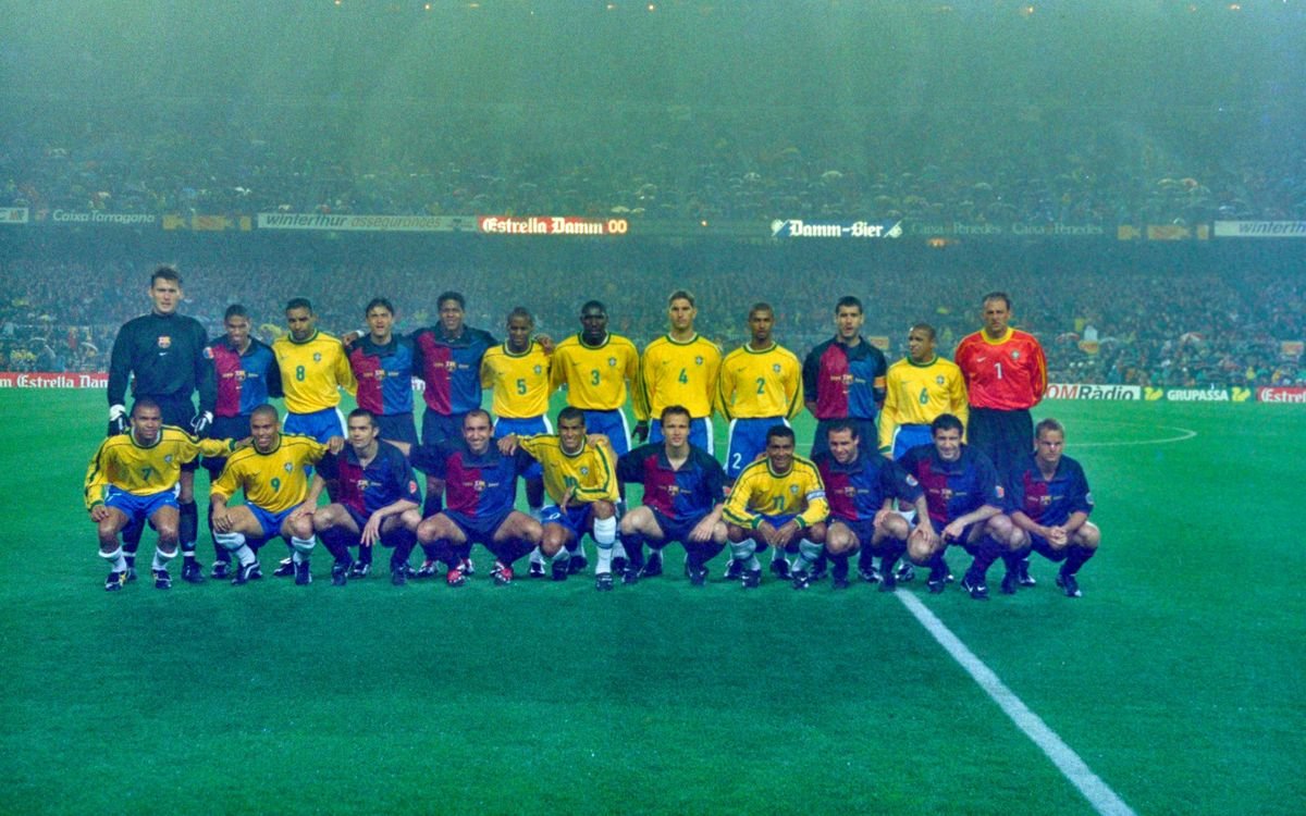 Barcelona ve Brezilya oyuncuları 1999’daki maçtan önce birlikte poz veriyor.